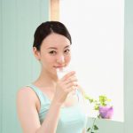 水を飲む女性